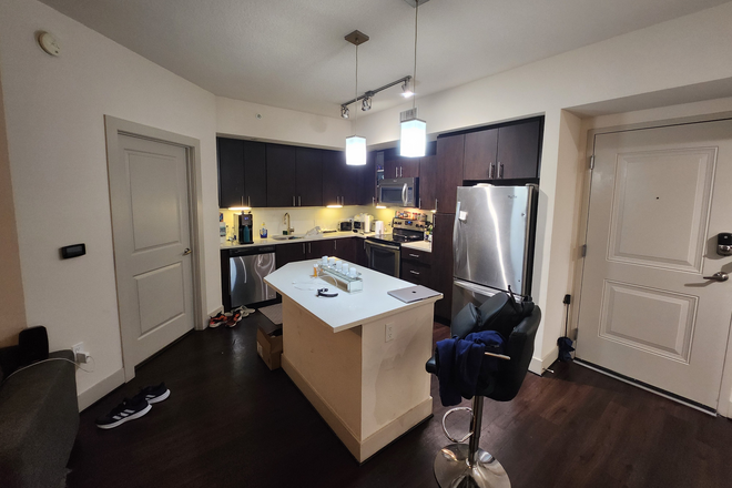 kitchen with island - Camden Student Apartment