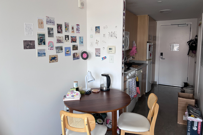 Dining table - (August Sublet) Cozy studio close to campus and Charles river Apartments