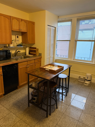 Call NOW for showings! 617-236-8600 - HANOVER ST - TRUE 2BR W/ LIVING RM, LNDRY IN BLDNG, HEAT INC AVAIL *9/1/2026* IN HISTORIC NORTH END Apartments