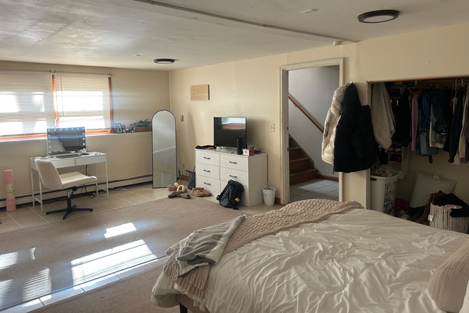 Bedroom - *SPRING 2026 SUBLEASE-FULLY FURNISHED-5 BEDROOMS AVAILABLE* House