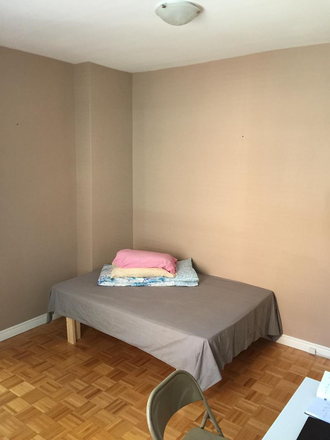 first floor bedroom - College and Bathurst Rooms with Private Washroom and Kitchenette Duplex