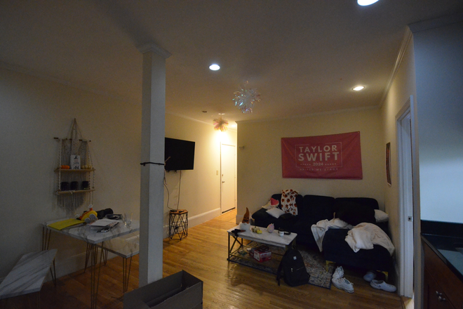 . - Renovated 3-bed on Marlborough St! No broker fee. Contact Will McGowan 617.512.5822 Apartments