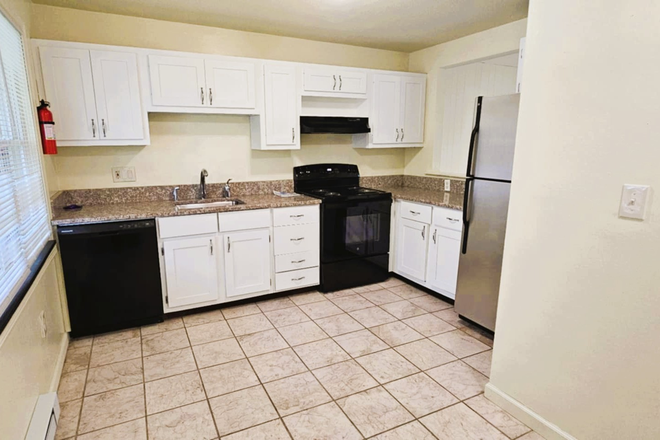 Large modern kitchen - 50 Meadow Street - 2 Bdr. 1.5 BTH (Townehouse of Amherst)