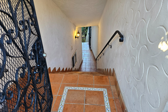 Stairway To Paradise - Cozy Private Room for Rent (with Bathroom) – 5 min Walk to Muni, Easy Parking, Great for Students Apartments