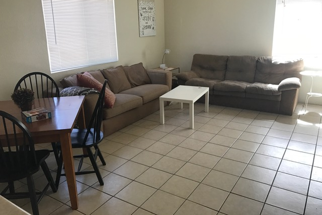 Large Spacious Livingroom - Large 5 Bedroom Home with 4 BATHROOMS!!