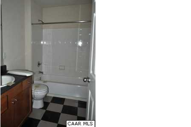 Bath 2 - 2Br 2 Bath with UVA Shuttle Service