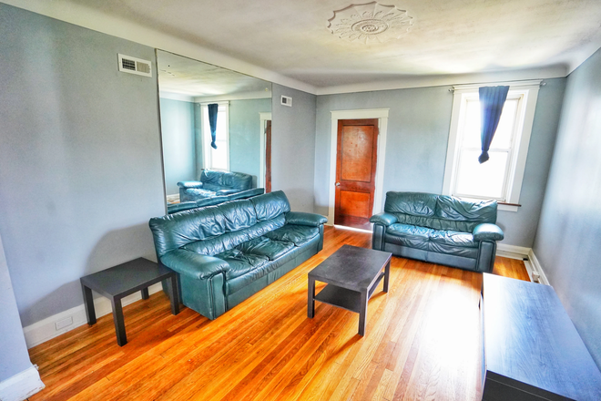Living Room - HUGE 1800 sqft  - 3 bed+1 Bonus Room 1 bath units on WashU shuttle route! Apartments