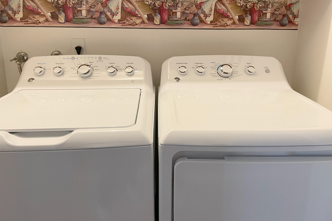 Washer and Dryer - Single Room in a 2 Leasing Bed Rooms - near Walmart and Shopping Center House