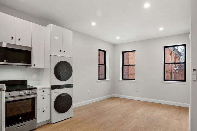 . - **NO BROKERS FEE!** Renovated 2 Bed / 1 Bath w/ LAUNDRY IN UNIT! Avail. 9/1/26!! Apartments