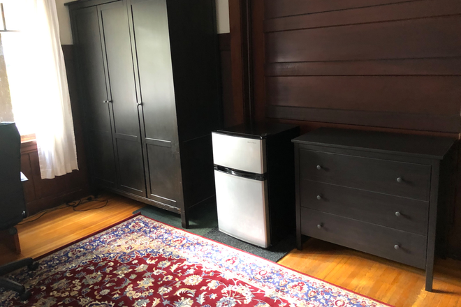 Bedroom - Vegetarians Nice Large Room Elmwood Close to UC, Shops and Restaurants