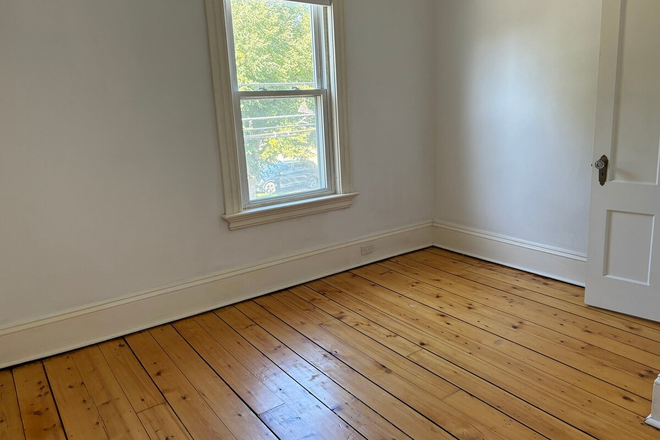 Bedroom 1 - 11B Grant Street -- 3 Bed 1 Bath Downtown Apartment