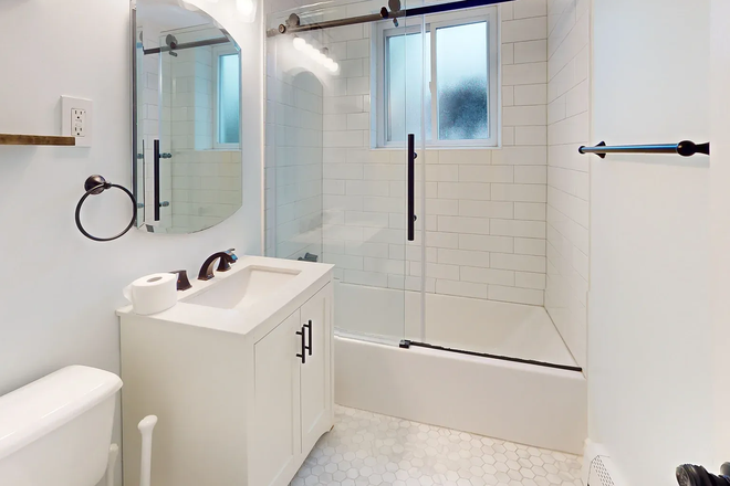 Bathroom - Spacious Apartment Close to Campus