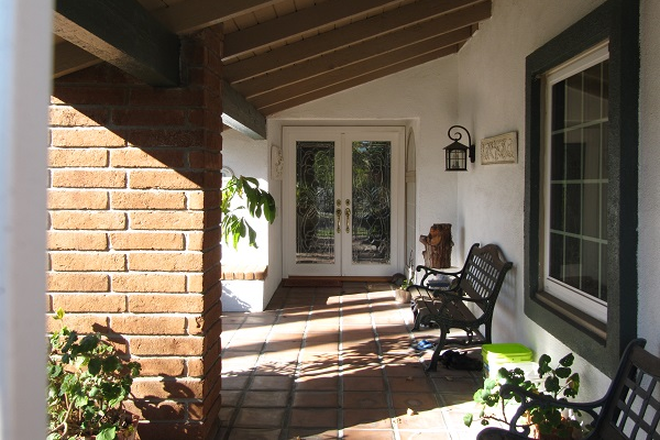 court yard balcony - 1 Bedroom  in a single family home quiet culdesac