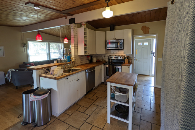 Kitchen - Spacious 2BR wood floors, vaulted ceiling, yard