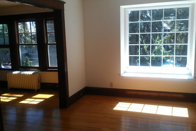 Livingroom - Cambridge-Huron village. Harvard sq. Cambridge, nice sunny apartment