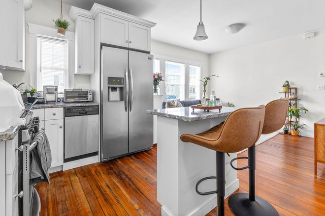 - - Close to Campus!! Renovated 3 bed w/ Modern Kitchen & Laundry Apartments