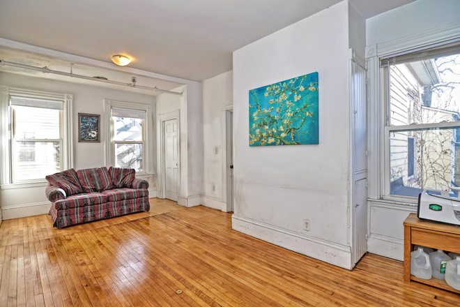 Living Room 1 - Stockwell House SHORT TERM 4-6 MONTH near Davis Square, REDLINE GREENLINE and buses