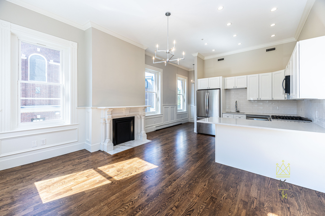living room - Gut renovated gorgeous 1 bed with parking included - landlord pays the fee!