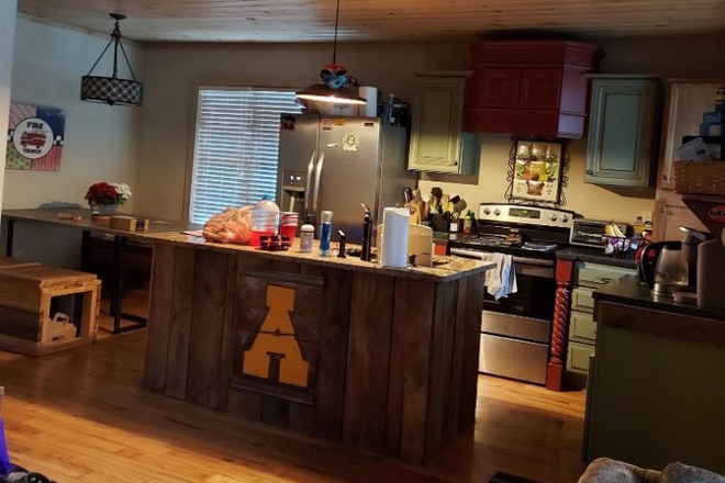 kitchen - IN TOWN**WALK TO CLASS**FURNISHED House