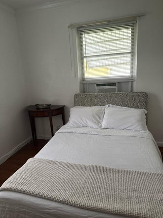 Bedroom - Safe, Clean, Single Room in Heart of Coconut Grove/Gables (Utilities Included) House