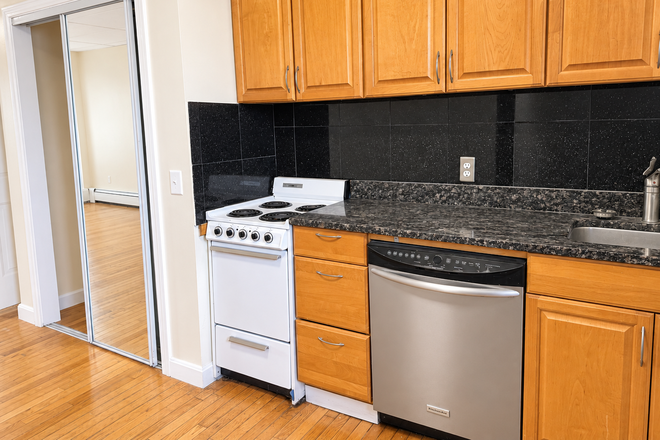 1 - Large Studio close to Campus 10-1 move in No Fee Apartments