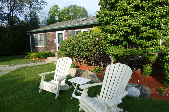 Front of House - Available for a group of 3! Cozy 3 bedroom in