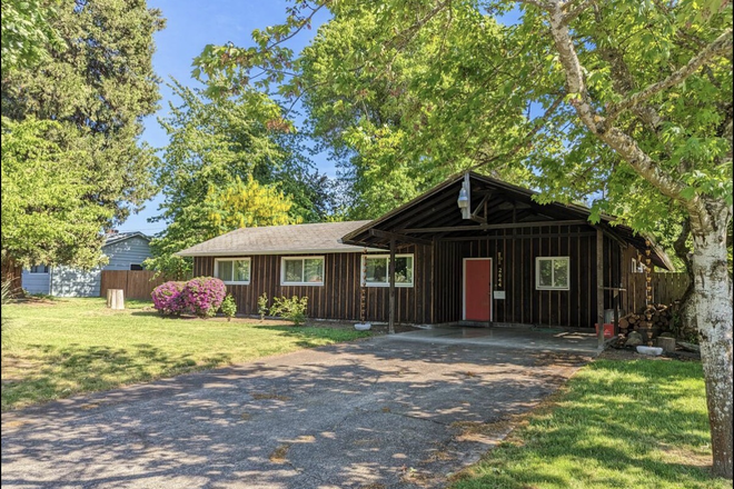 Front - Spacious Student-Friendly Home Near Campus & Oakway Center