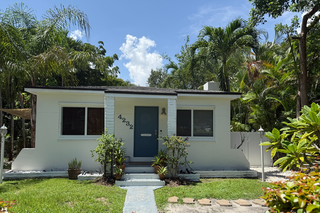 Front - For Rent – Charming Single-Family Home  in Prime Quite Neighborhood.