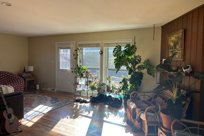 living area - 1 bedrooms available January 1st - flexible lease term House