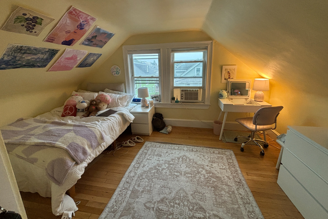 Bedroom! - Looking for a female subletter (SPRING 2025)! Rental