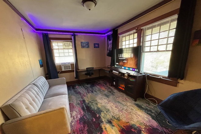 Spare TV room - Spacious House 10m Walk from PMU
