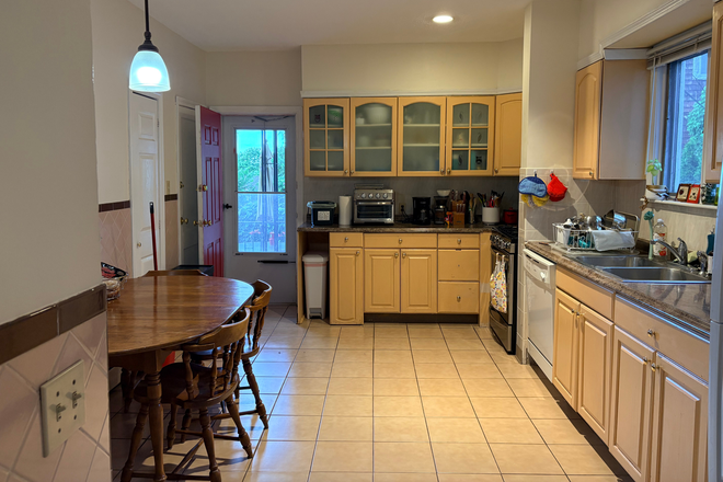 Kitchen - 1 bedroom available in large 3 bed/1bath house with yard!
