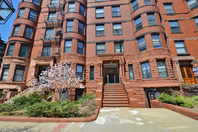 Building - Sunny 1 Bedroom in Back BAY with Bay Windows and Exposed Brick Close Bus & Walk to Campus