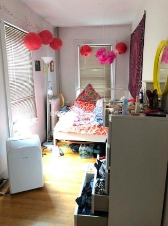 - - Right Close to Campus! 4 bed w/ Laundry & Parking Apartments