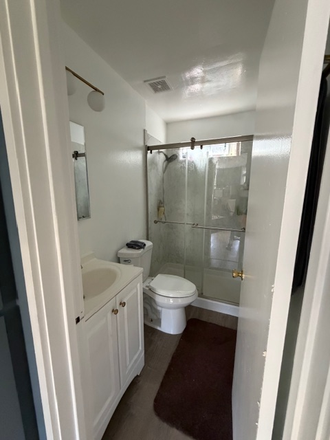 Bathroom - 2 bed/1bath in Berkeley Hills