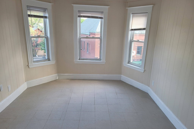 living room - **NO BROKERS FEE!!** 5 Bed / 1.5 Bath w/ parking for rent! Available 9/1/26!! Apartments