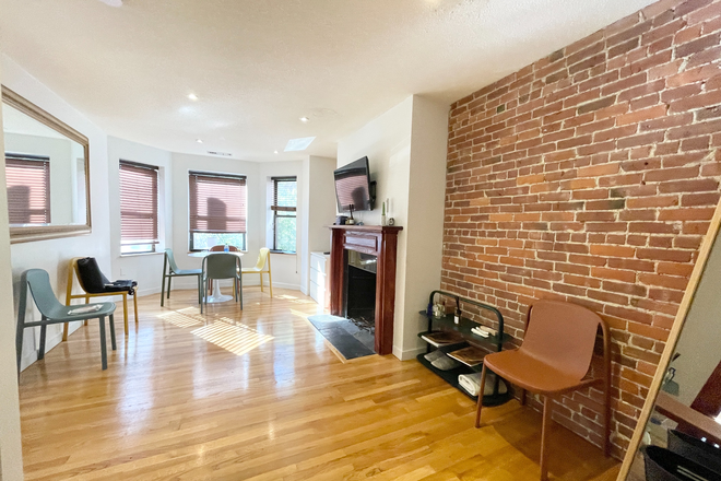 Living Room - Gainsborough 1 bed 1 bath with laundry in unit Apartments