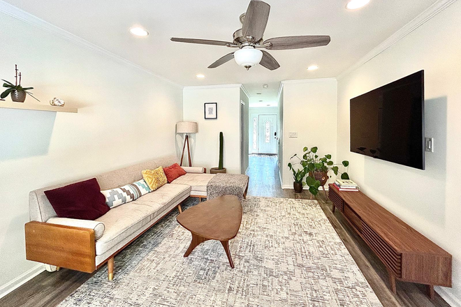 entertainment room - Townhouse 3 Bed, 2.5 Bath / close to Emory Clairmont Campus