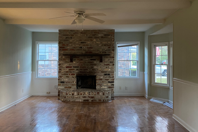 Cozy fireplace to make winter a new favorite season - Minutes to campus and to the beach! 3 BR/2BA on James Island House