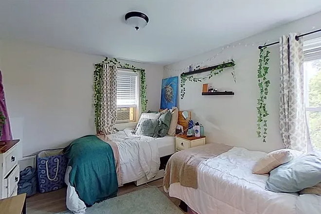 Bedroom - Spring 2026 Sublet: Duplex on Bus Route Duplex