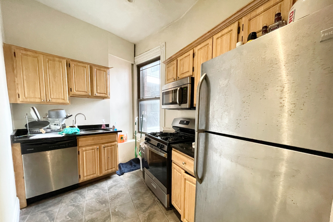 . - **NO BROKERS FEE!! Gorgeous 3 Bed / 1 Bath Avail. 9/1/26!!