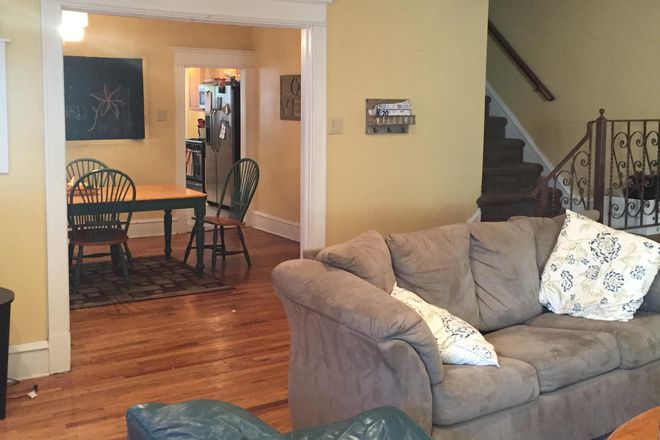 Family room - Available June 1st- only 3 block walk to Campus