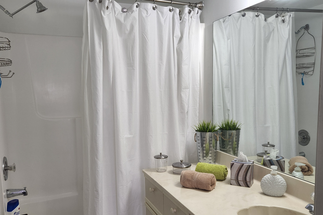 bathroom - MASTER ROOM FOR RENT NEAR FIU ,DORAL Apartments