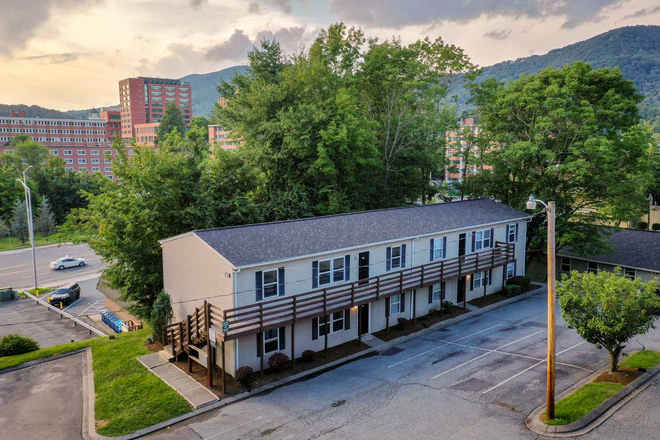 Apartment Building - Steeplechase at Hardin St. Apartments