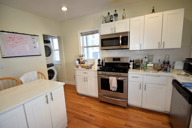 Kitchen - Large 3-bed, 2-bath with in-unit Laundry! Available Sept 2025! Apartments