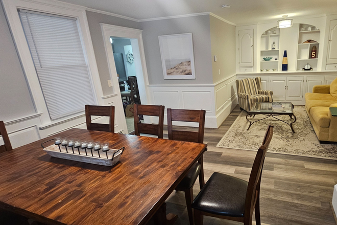 Dining - Walk to EVERYTHING, starbucks cvs & more House