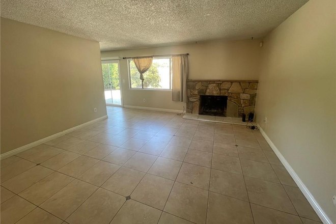 living room - Single Family Home with 5 bedrooms and 2 bathrooms