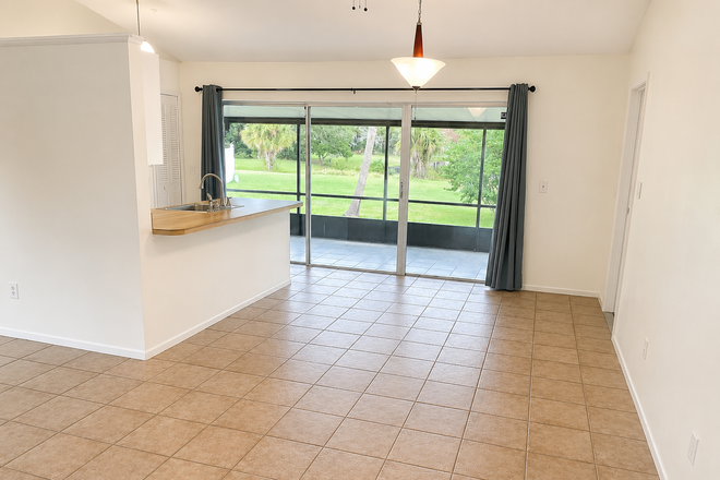 Shared living room - Private Bedrooms Available Near UCF, Utilities Included, Lakefront Home, Newly Renovated