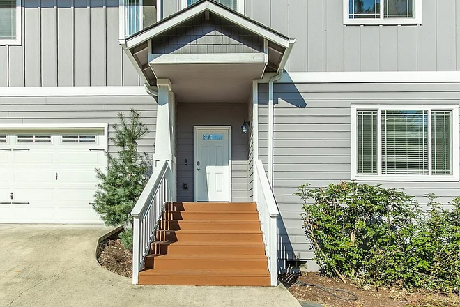 Entryway - 3 Bed, 2.5 Bath Home in South Eugene