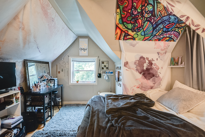 huge 4th bedroom - Huge 2 level 4 beds 2 baths short walk to campus video Apartments